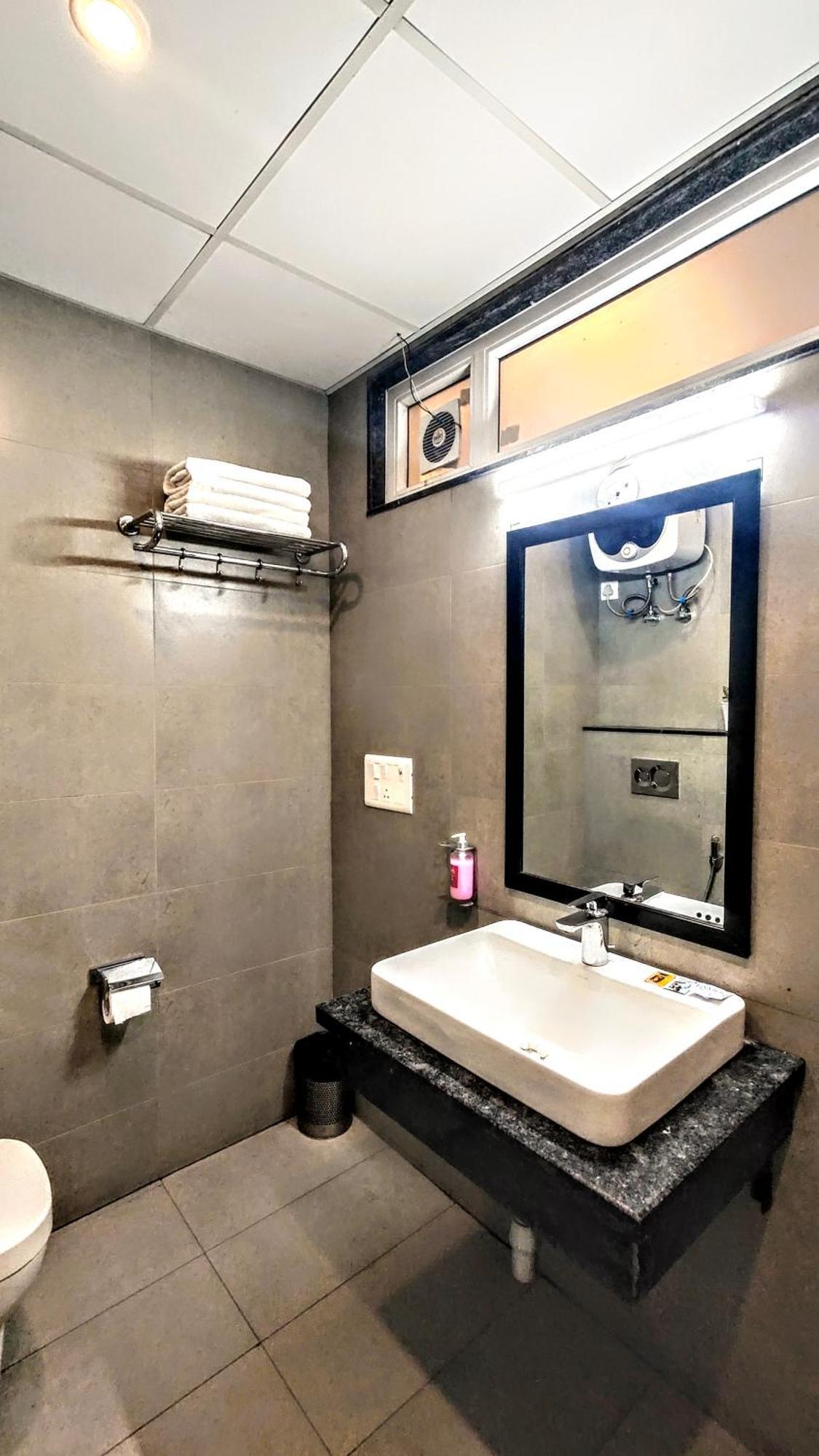 Mavens White Artemis Hospital Road Sector 52 Gurgaon Hotel Eksteriør billede
